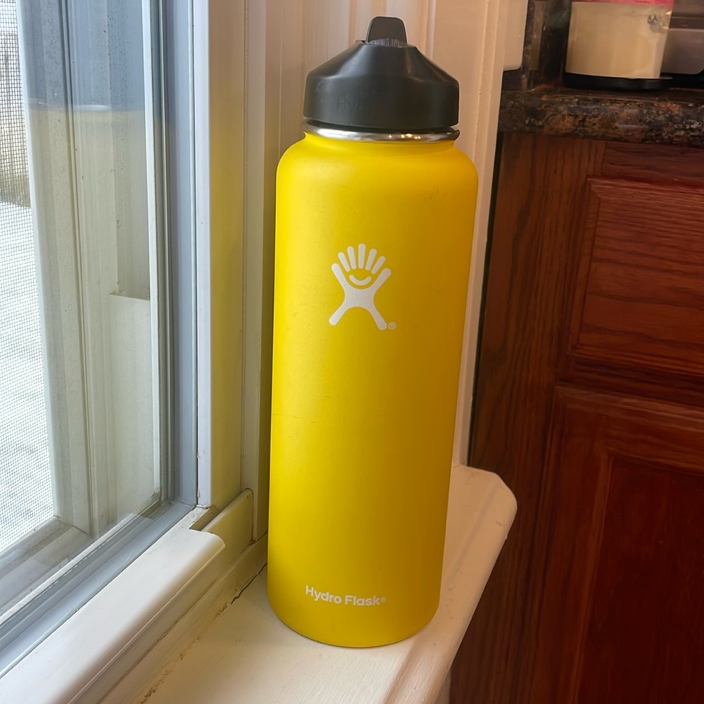 Hydroflask yellow 40 oz